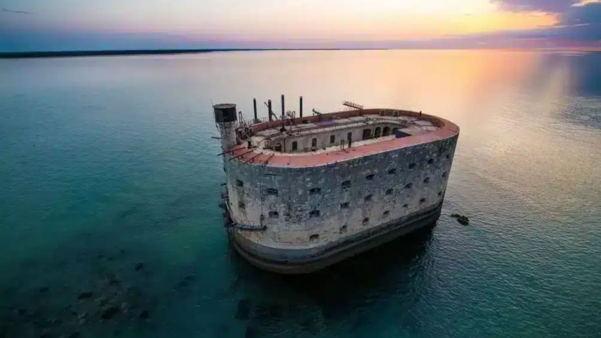 Entre deux îles françaises, ce colosse de pierre défie les éléments depuis 166 ans