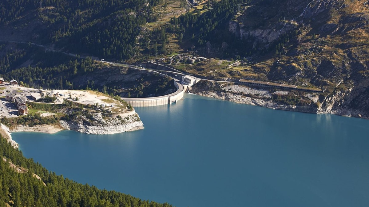 Tous les 10 ans, ce village englouti refait surface attirant plus de 30 000 curieux