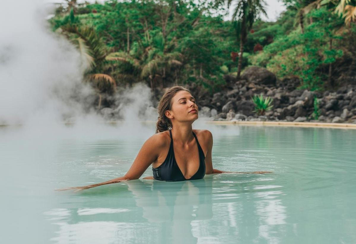 Cette île française cache des bains volcaniques gratuits à 38°C depuis 2023
