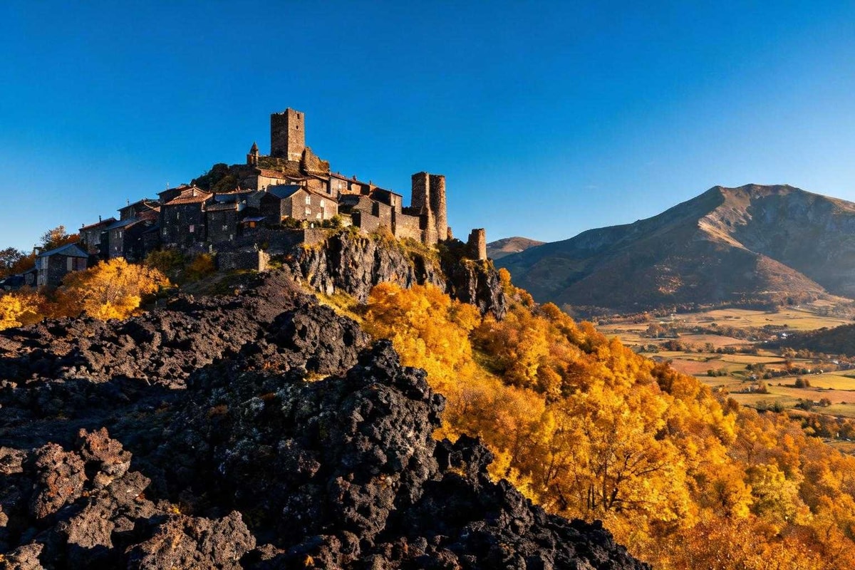 Voici le village où la Reine Margot a vécu 19 ans sur un piton de 634m
