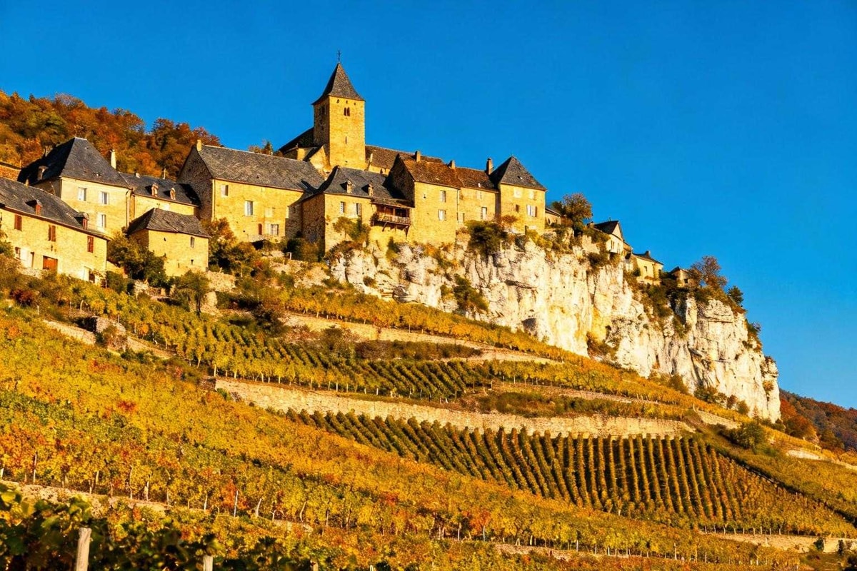 Ce village du Jura produit le seul vin jaune au monde avec 52 hectares exclusifs
