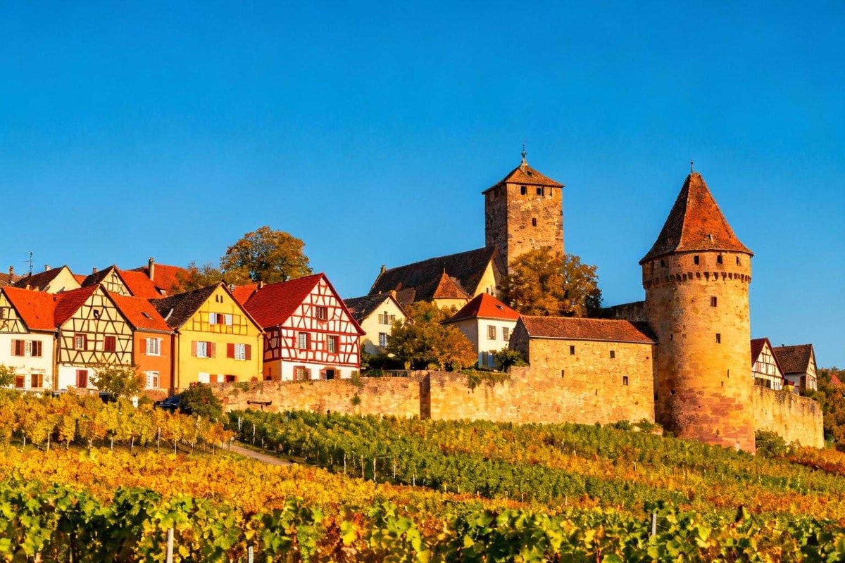 Le Haut-Rhin abrite ce village de 2061 habitants avec double enceinte du 14e
