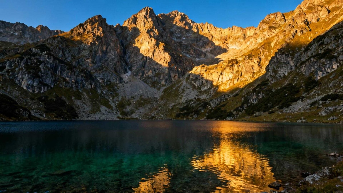 Ce lac artificiel du Jura fait 103 mètres de profondeur et rivalise avec les Alpes
