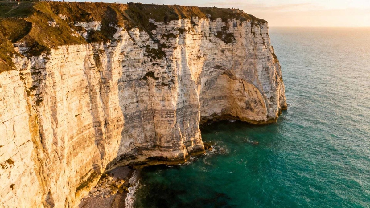 Ces falaises normandes cachent 95 millions d'années d'histoire visible
