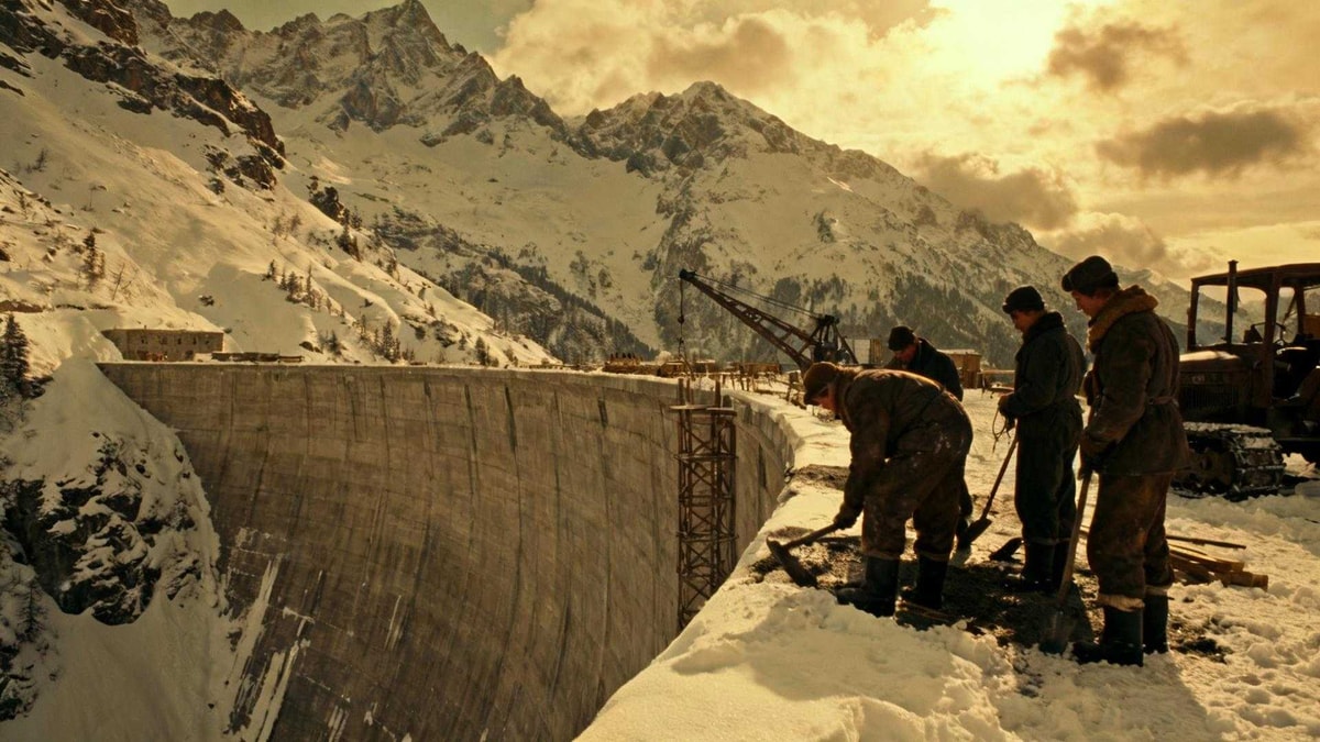 Ce barrage de Savoie employait 800 ouvriers par 18 mètres de neige
