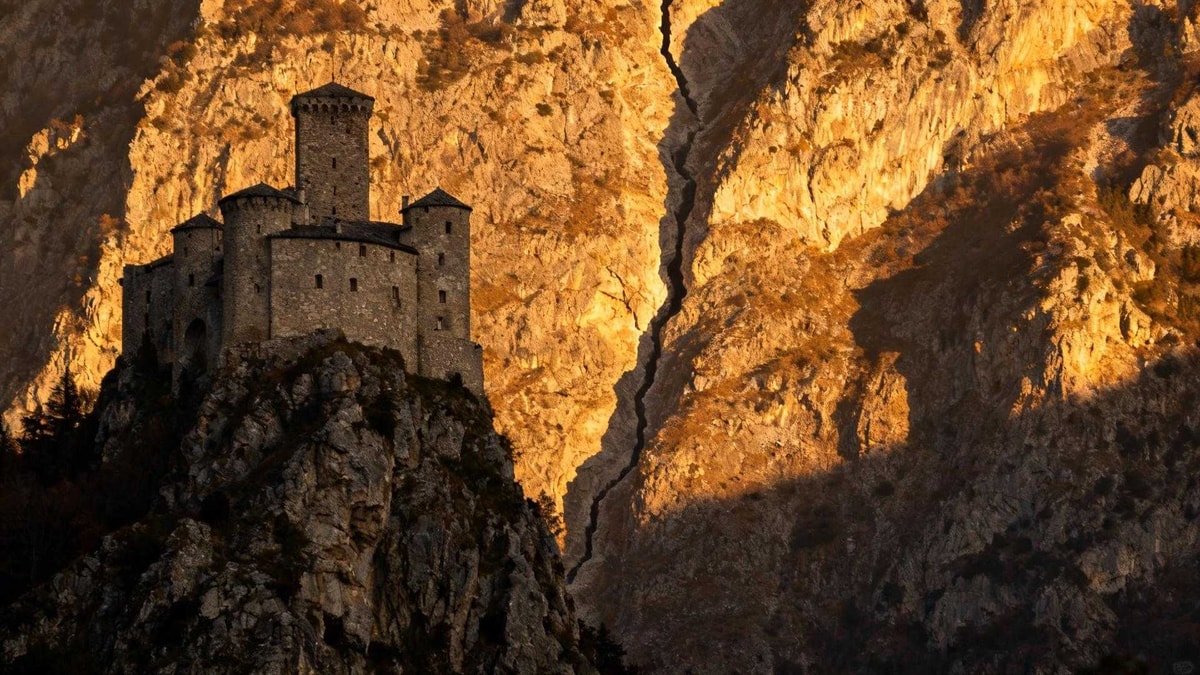 Ce château d'Ariège est bâti sur une faille qui traverse la montagne
