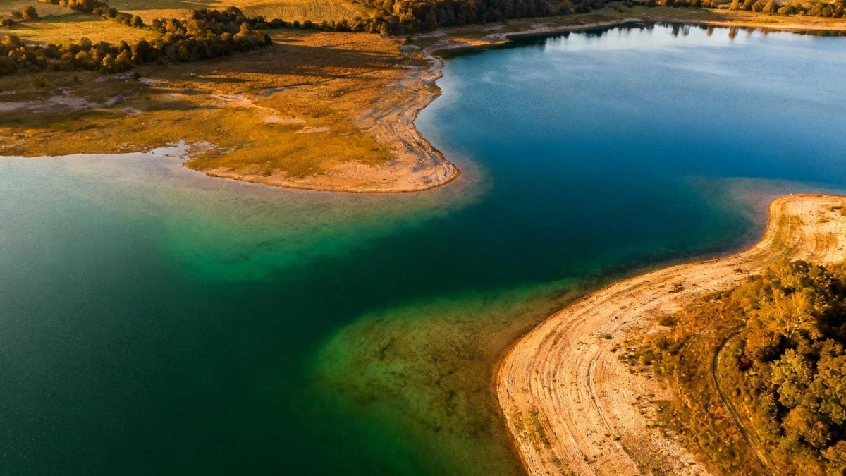 Ce lac du Limousin divise ses 330 hectares en trois zones bien distinctes