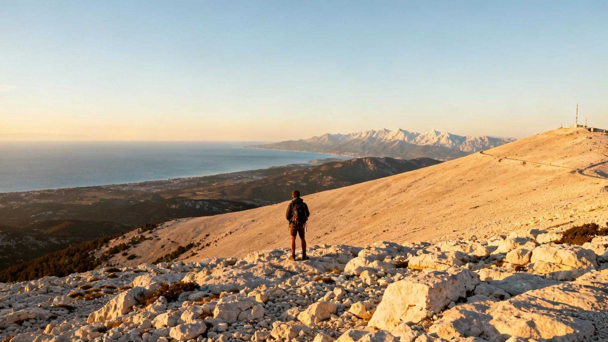 Ce sommet de Provence offre une vue sur les Alpes et la mer en même temps
