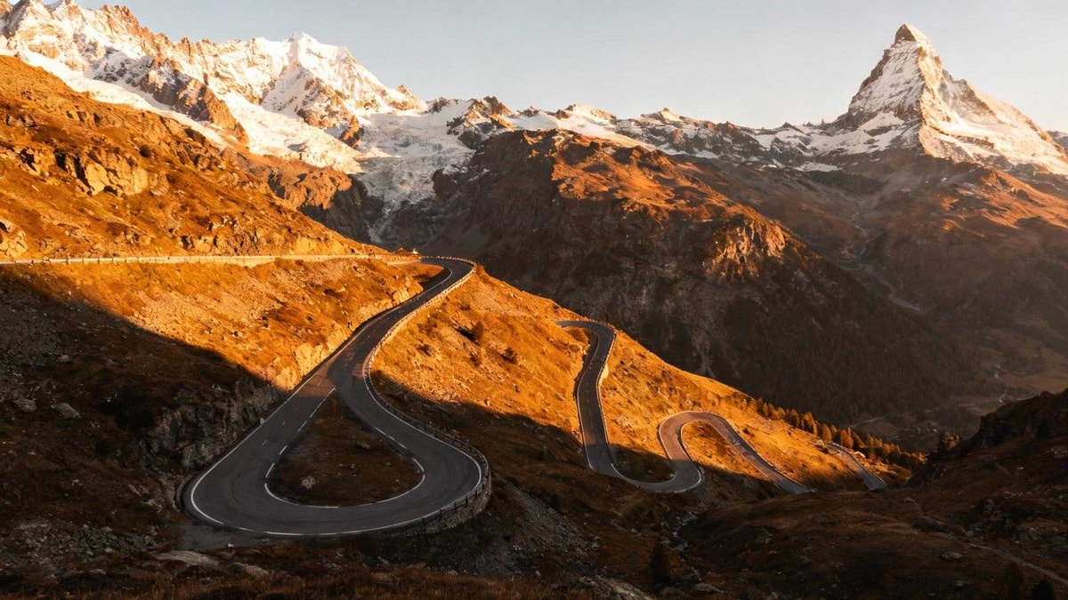 Cette route des Alpes bat le record français d'altitude à 2802 mètres
