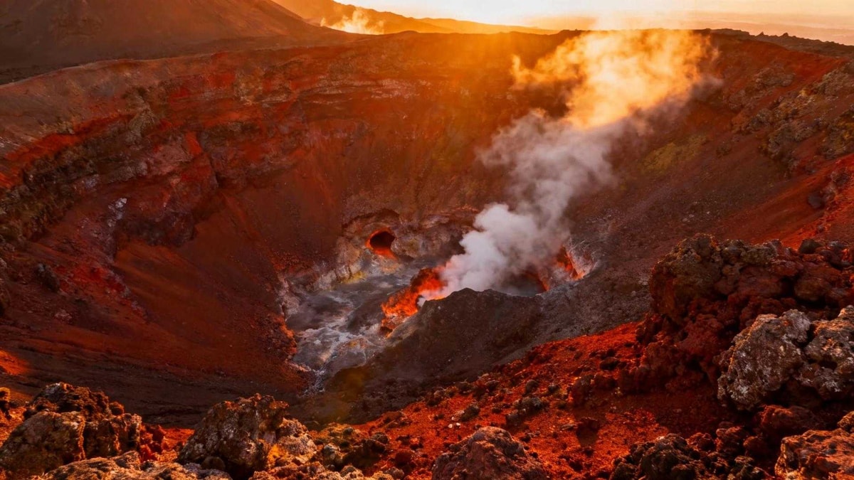Ce volcan de Saint-Vincent crache encore ses fumerolles depuis 2021
