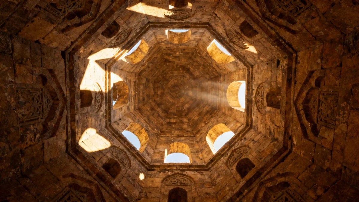 Cette tour hexagonale de Provence cache une voûte à 12 faces depuis 900 ans
