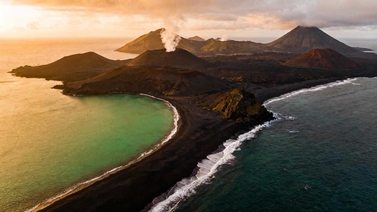 Ce petit archipel cache 10 volcans actifs à 571 km de l'Afrique