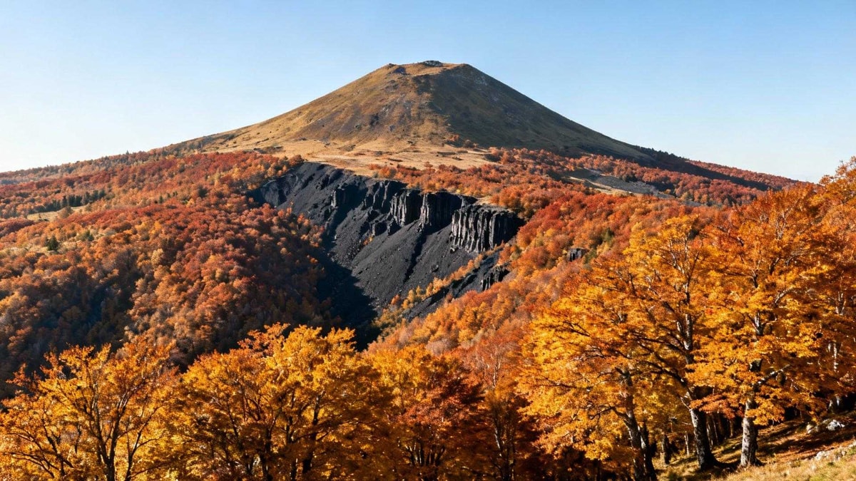 Entre mi-octobre et début novembre, 80 volcans auvergnats se parent d'or
