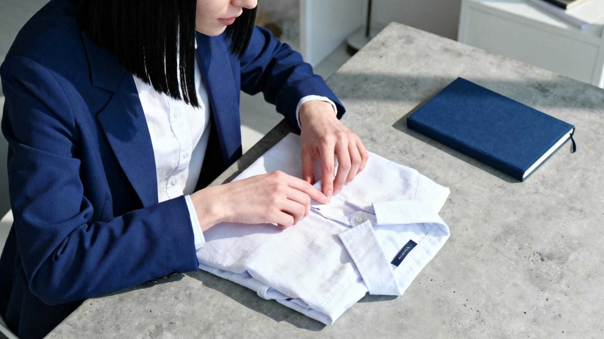 Cette astuce militaire plie 26 hauts dans une valise cabine sans les froisser