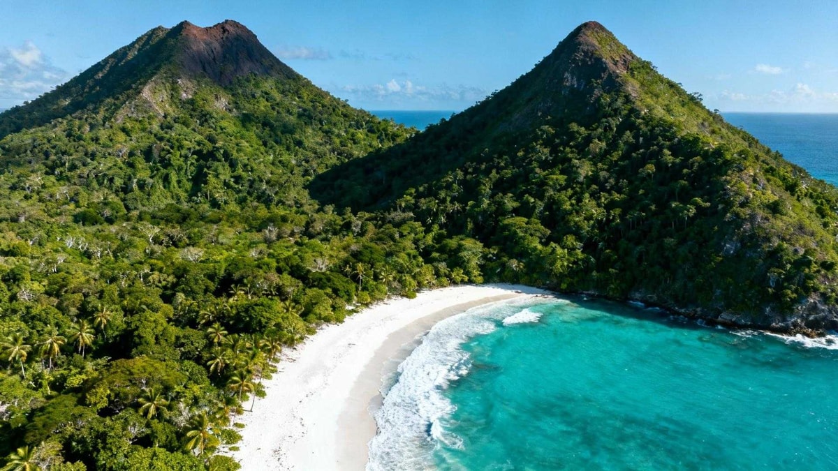 Cette plage de Sainte-Lucie où le sable blanc touche 2 volcans de 800 mètres
