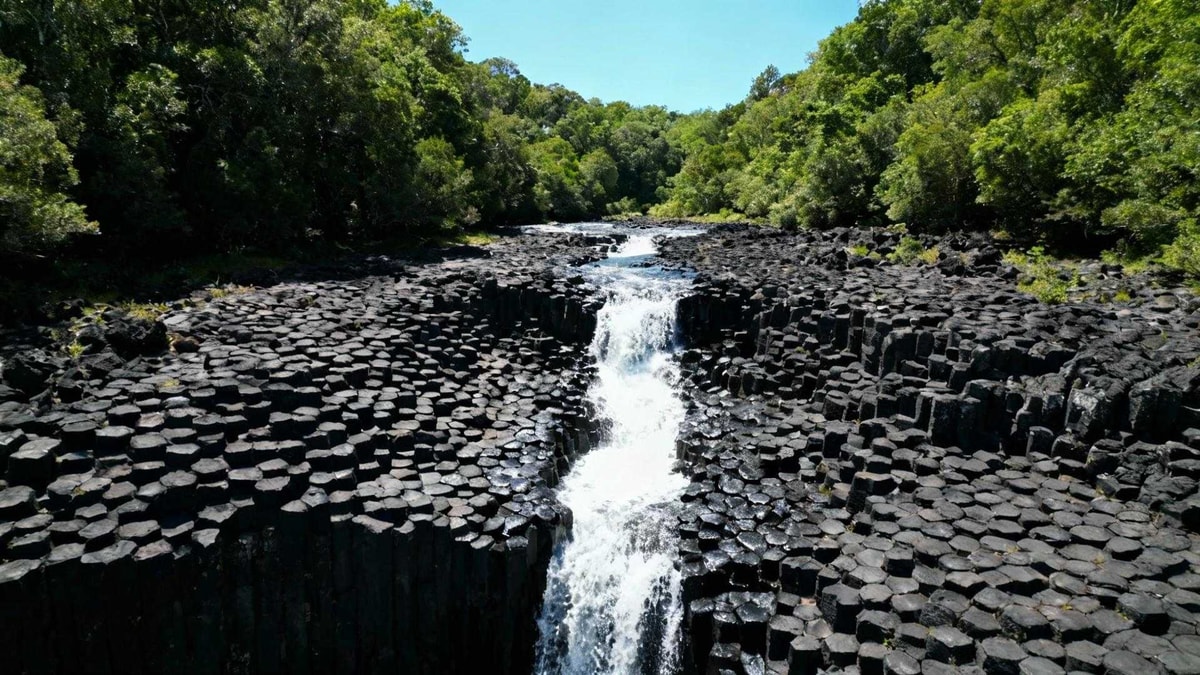 Derrière cette cascade de 12 mètres, des orgues basaltiques que 85 % des touristes du Puy-de-Dôme ignorent
