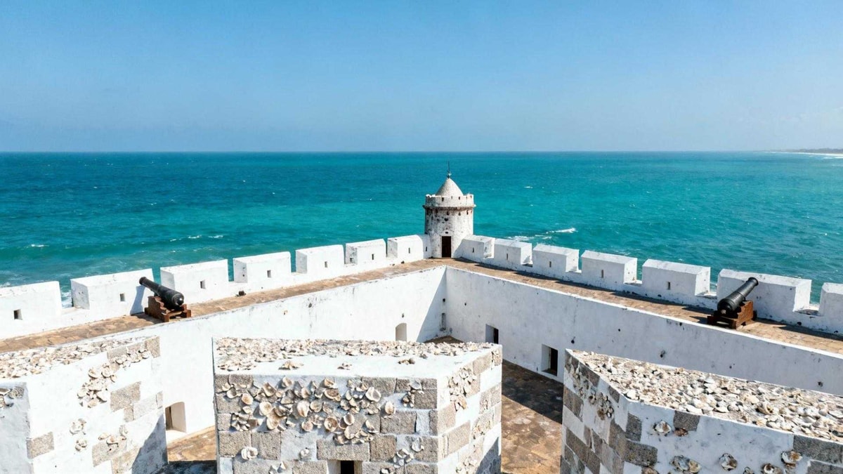 Dans ce fort ghanéen de 1555, 1 500 âmes attendaient sous la chapelle blanche
