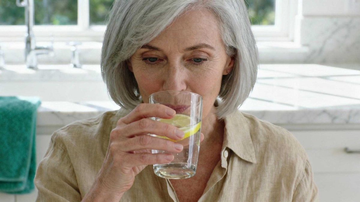 À 62 ans, cette routine matinale a réduit sa tension de 18 mmHg en 6 semaines
