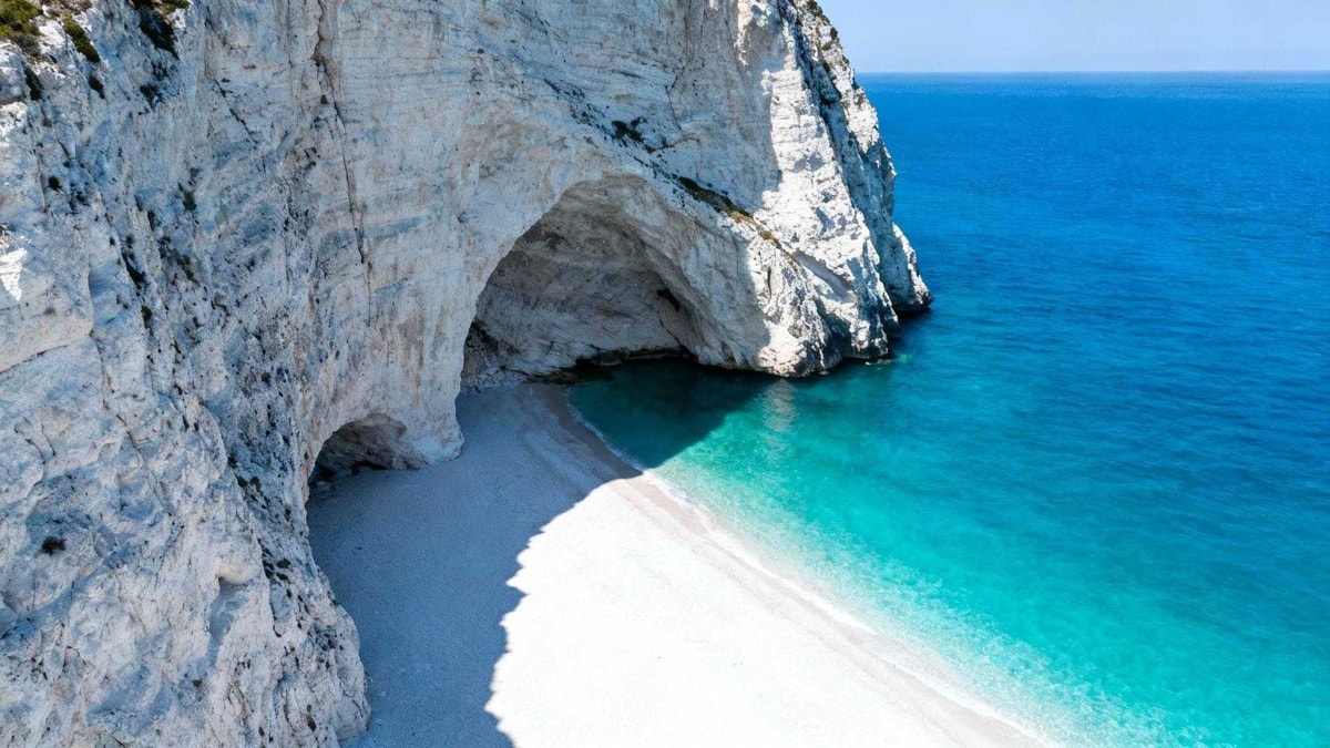 Porto Katsiki attire 200 000 visiteurs quand Navagio en étouffe 2 millions
