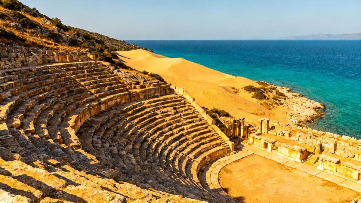 Ce théâtre de 6 000 places face à la mer cache la naissance de saint Nicolas
