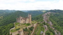 Une rue unique traverse ce village médiéval jusqu’à sa forteresse royale