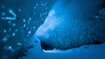 Cette grotte de glace cache un secret fluorescent révélé uniquement en plein hiver