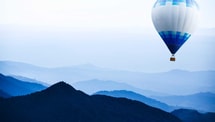 Ce village des Alpes offre un spectacle magique : des montgolfières frôlent les sommets enneigés