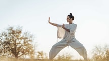 Cette pratique chinoise millénaire renforce l'équilibre des seniors en 10 min/jour