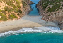 Cette île française cache 40 plages secrètes pour moins de 25€ par jour
