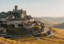 Plus intime que Gordes : ce village perché de Bourgogne reste confidentiel
