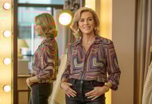 Équilibre 2025 : comment les femmes 50+ maîtrisent motifs audacieux et jeans simples
