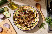 Sans pâte mais 2 fois plus croustillante : cette pissaladière révolutionne l'apéro
