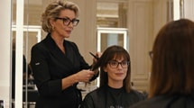 Cette visagiste parisienne a vu 300 femmes rater leur coupe avec des lunettes
