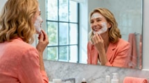 5 gestes beauté qui vieillissent votre peau après 50 ans selon les dermatologues

