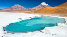 Ce désert chilien concentre 70 % de l'astronomie mondiale et cache des lagunes turquoise à 4 100 m d'altitude
