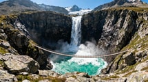 Ce village savoyard de 700 habitants garde un pont suspendu de 12 mètres au-dessus de 80 mètres de vide
