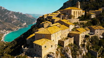 À 800 mètres au-dessus de Menton, ce village de 1 350 habitants défie la gravité

