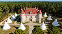 Ce château landais de 4 hectares remplace les visites guidées par des tipis géants
