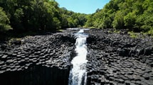 Derrière cette cascade de 12 mètres, des orgues basaltiques que 85 % des touristes du Puy-de-Dôme ignorent
