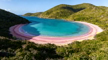 Pendant que 500 touristes s'entassent à Dickenson Bay, cette plage caribéenne de 800 mètres reste déserte

