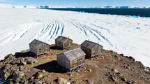 Ces 4 cabanes en bois défient le lieu le plus venteux habité de la planète
