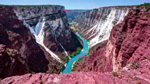 À 300 mètres de hauteur, ces gorges rouges cachent 9 minéraux introuvables ailleurs
