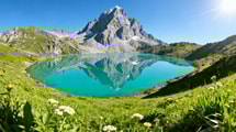 Six lacs glaciaires à 1 845 m reflètent un pic de 2 884 m – à 3 h de Bordeaux
