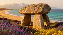 7 km de plage catalane gardent 12 dolmens que 99% des vacanciers ignorent

