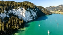 Ce lac de 35 km et 700 anneaux coûte 30% moins cher qu'Annecy
