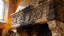 Ce château de 100 habitants garde des cheminées du XIIIe parmi les plus anciennes de France
