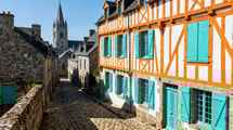 Cette ville bretonne de 4 500 habitants cache 57 maisons à pans de bois que même Dinan ne peut égaler
