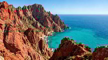 Ce golfe corse cache le seul porphyre rouge de Méditerranée française