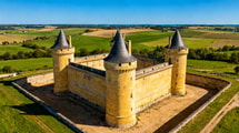 À 90 km de Paris, ce village de 228 habitants garde un château que Philippe Auguste a bâti en 1200