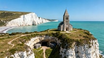 À 5 km de Deauville, cette église du XIe siècle domine 250 mètres de galeries